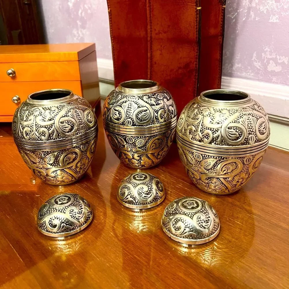 Beautifully engraved silver plated small urn for cremains. - Picture 1 of 10